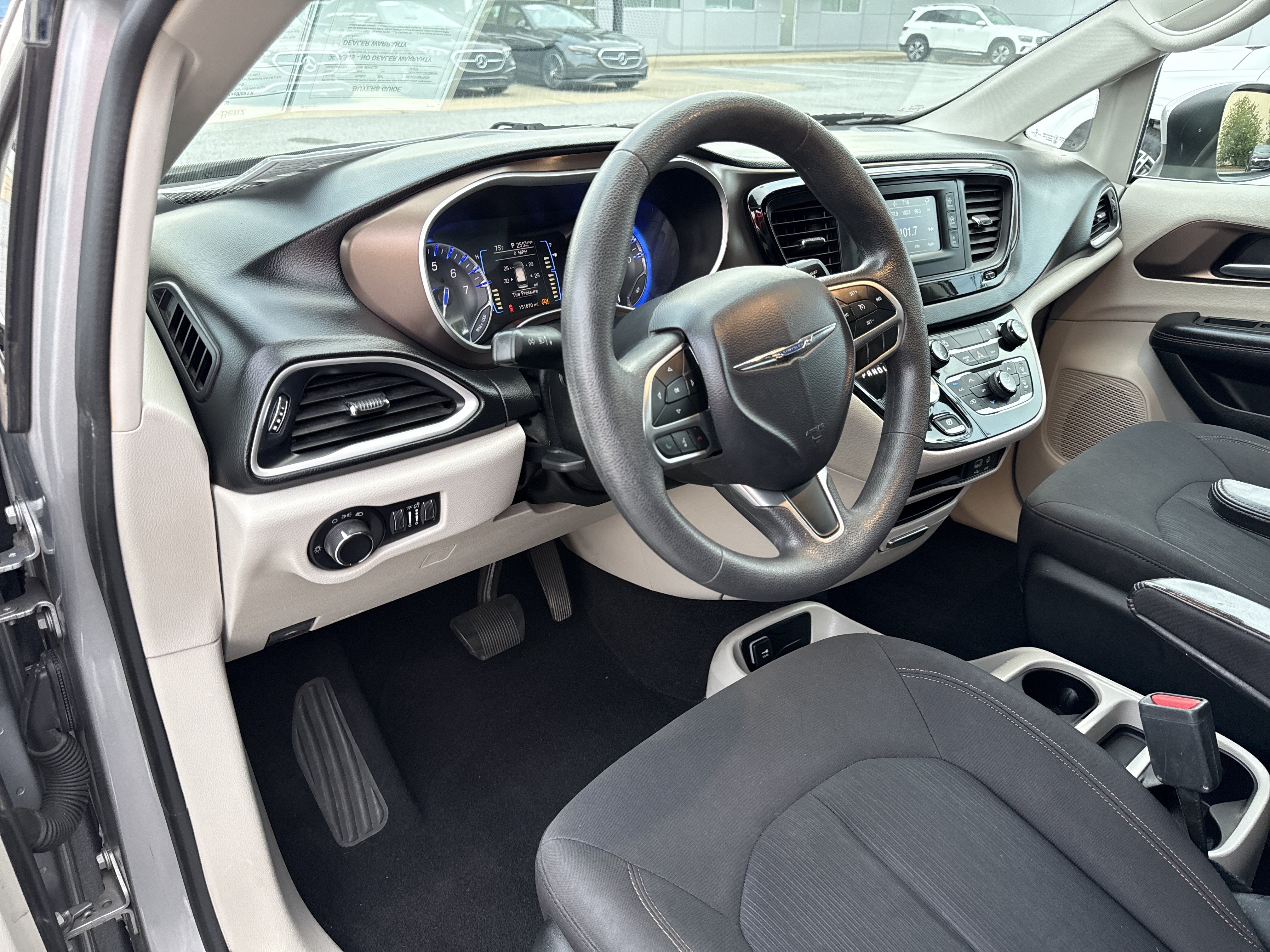 Used 2017 Chrysler Pacifica LX FWD image 19