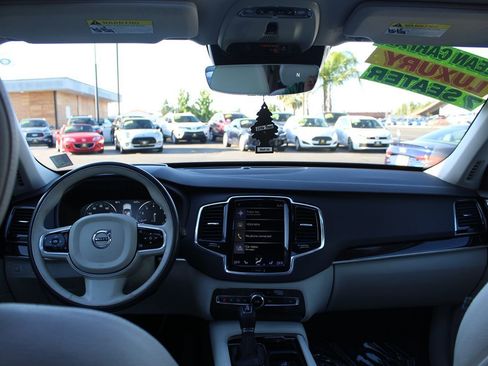 Used 2017 Volvo XC90 T6 Momentum w/ Vision Package image 32