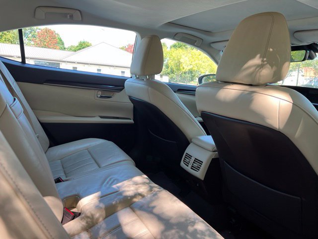Used 2016 Lexus ES 350 w/ Luxury Package w/Wood Trim FWD image 17
