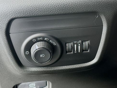Used 2023 Jeep Grand Cherokee Limited w/ Luxury Tech Group II RWD image 17