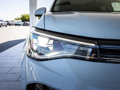 Certified 2025 Volkswagen Taos SE w/ Panoramic Sunroof Package FWD image 5