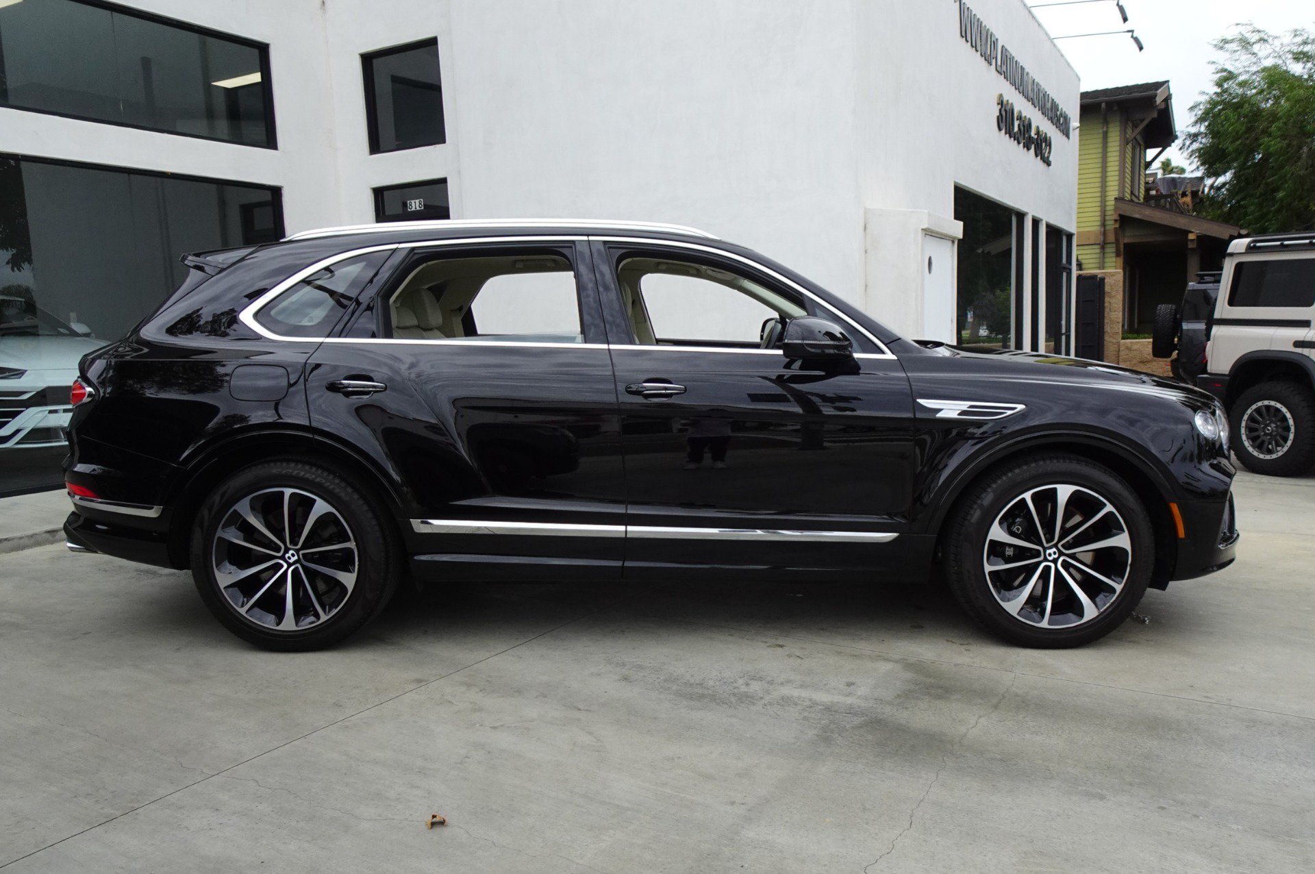 Used 2023 Bentley Bentayga Plug-In Hybrid AWD/4WD image 8