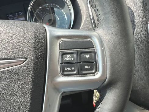 Used 2011 Chrysler Town & Country Touring-L w/ Entertainment Group #2 FWD image 26