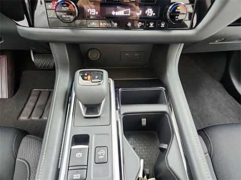 Used 2024 Nissan Pathfinder SV image 25