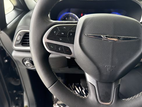 Used 2025 Chrysler Pacifica Select FWD image 18