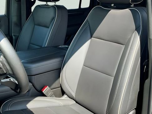 Used 2025 Chevrolet Suburban Premier RWD image 29