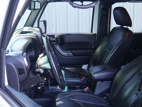 Used 2018 Jeep Wrangler Unlimited Sahara AWD/4WD image 12