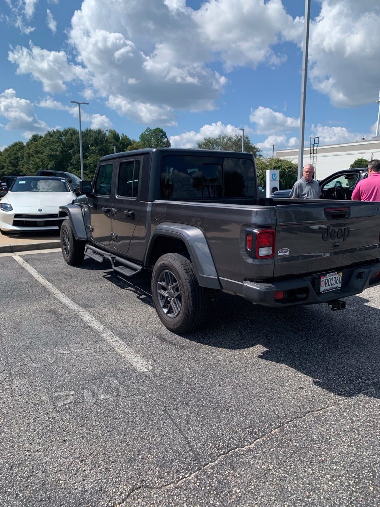 Used 2025 Jeep Gladiator Sport AWD/4WD image 3