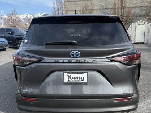 Used 2025 Toyota Sienna XLE image 7