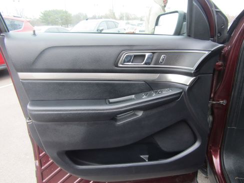 Used 2018 Ford Explorer XLT w/ Equipment Group 202A image 9