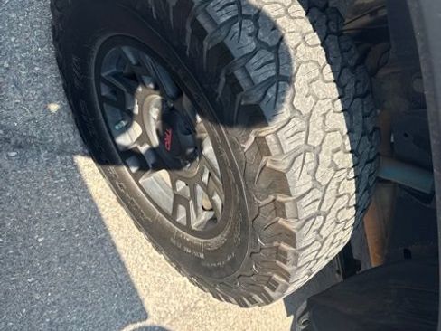 Used 2019 Toyota Tacoma TRD Off-Road w/ TRD Premium Off Road Package AWD/4WD image 11