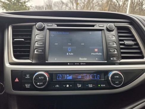 Used 2017 Toyota Highlander SE image 18