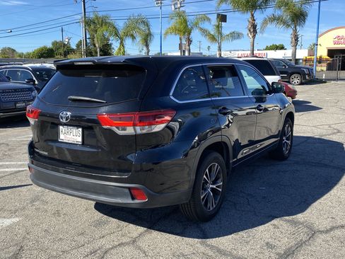 Used 2018 Toyota Highlander LE w/ Carpet Mat Package (TMS) image 8