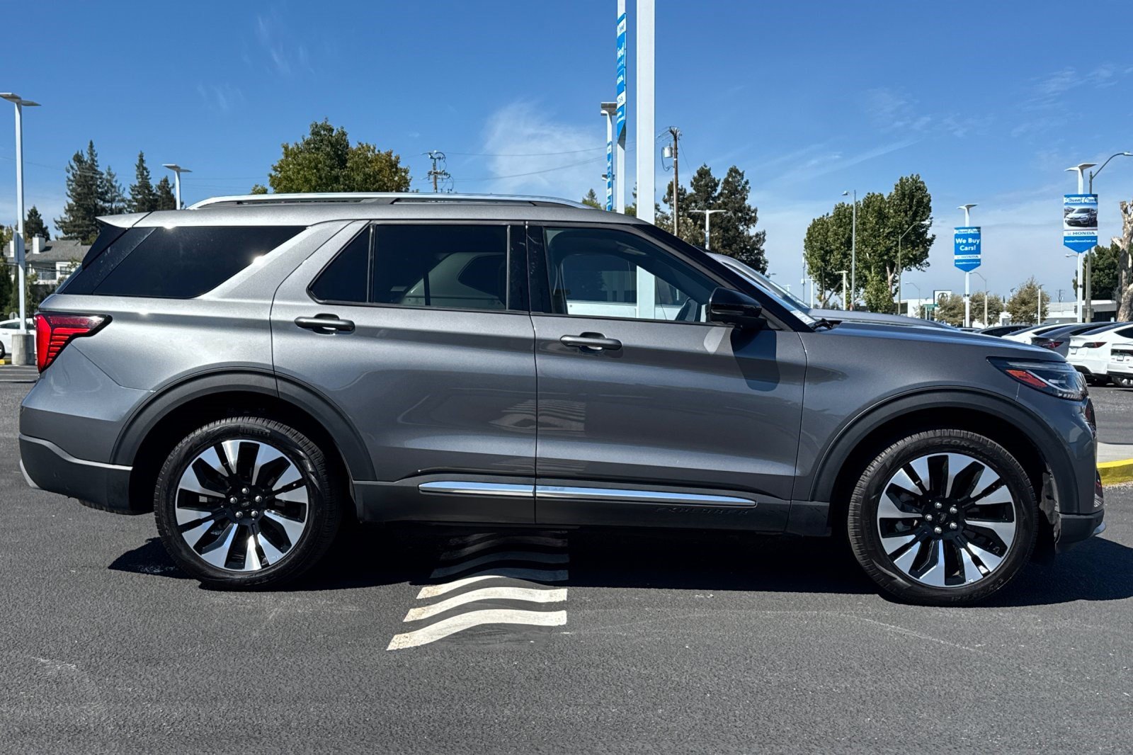 Used 2025 Ford Explorer Platinum w/ LUX Leather Package AWD/4WD image 8