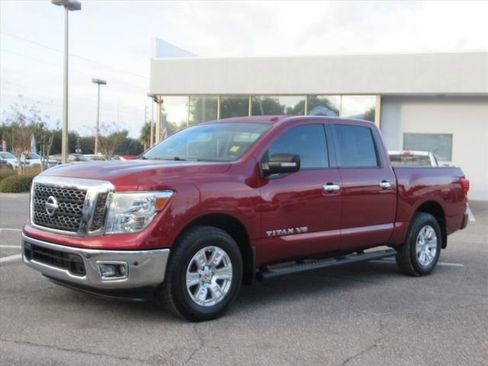 Used 2018 Nissan Titan SV w/ SV Convenience Package image 3
