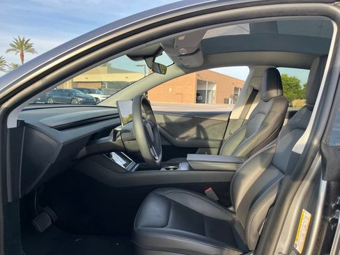 Used 2026 Tesla Model Y Long Range RWD image 8