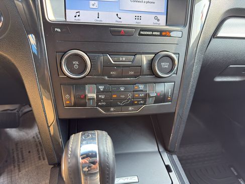 Used 2018 Ford Explorer XLT w/ Equipment Group 202A FWD image 20