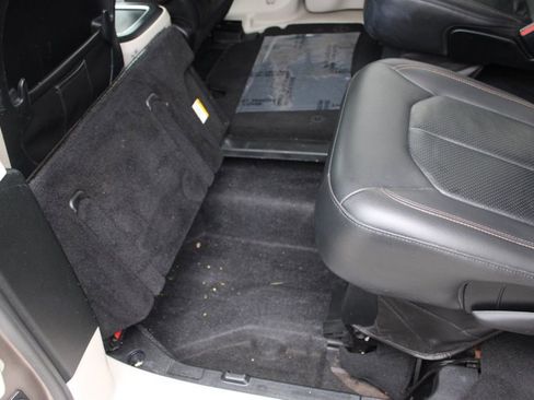 Used 2018 Chrysler Pacifica Touring-L Plus image 27