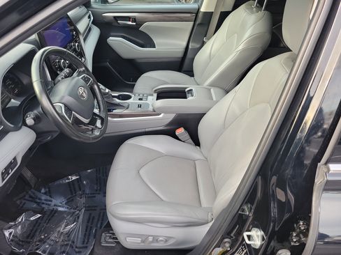 Used 2023 Toyota Highlander Limited image 18