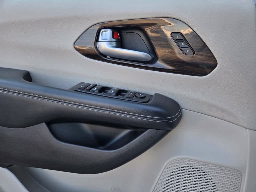 Used 2024 Chrysler Pacifica Limited FWD image 17