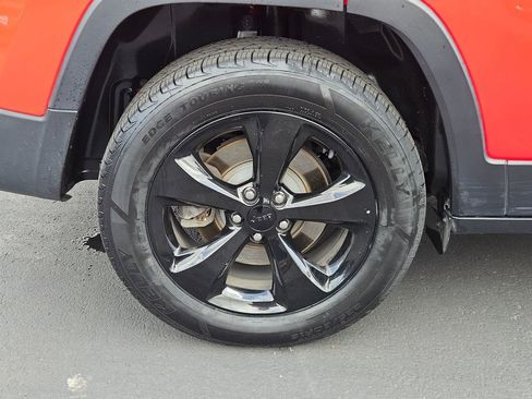 Used 2018 Jeep Cherokee Latitude w/ Altitude Package image 31