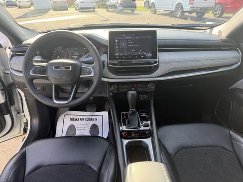 Used 2023 Jeep Compass Latitude AWD/4WD image 16