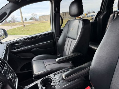 Used 2014 Chrysler Town & Country S image 17