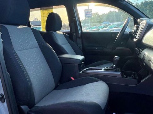 Used 2020 Toyota Tacoma TRD Sport w/ Technology Package image 14