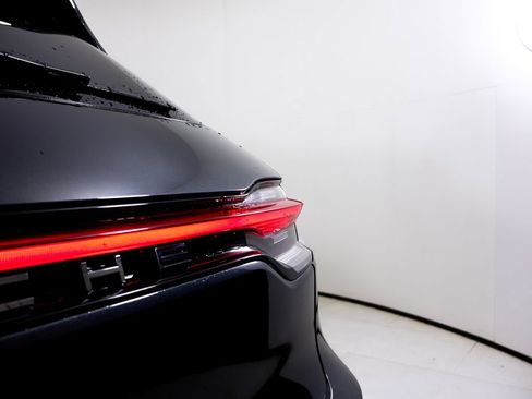 Certified 2022 Porsche Macan w/ Premium Package Plus AWD/4WD image 12