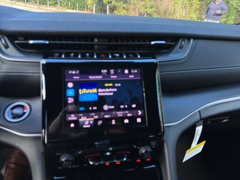 New 2025 Jeep Grand Cherokee Altitude image 33