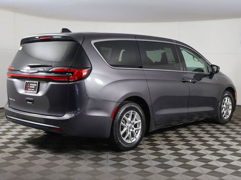 Used 2023 Chrysler Pacifica Touring-L FWD image 10