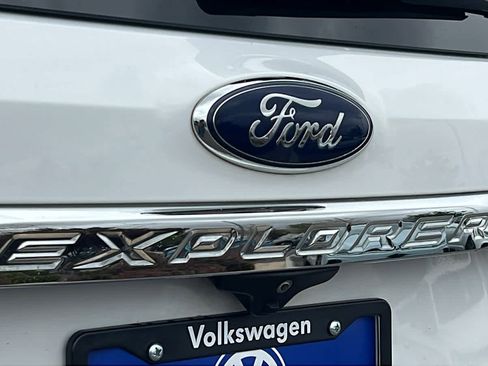 Used 2017 Ford Explorer XLT w/ Equipment Group 202A AWD/4WD image 28