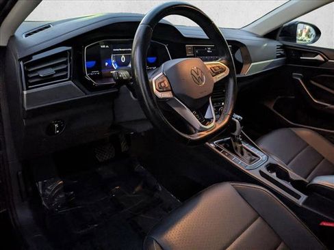 Used 2024 Volkswagen Jetta SE image 9