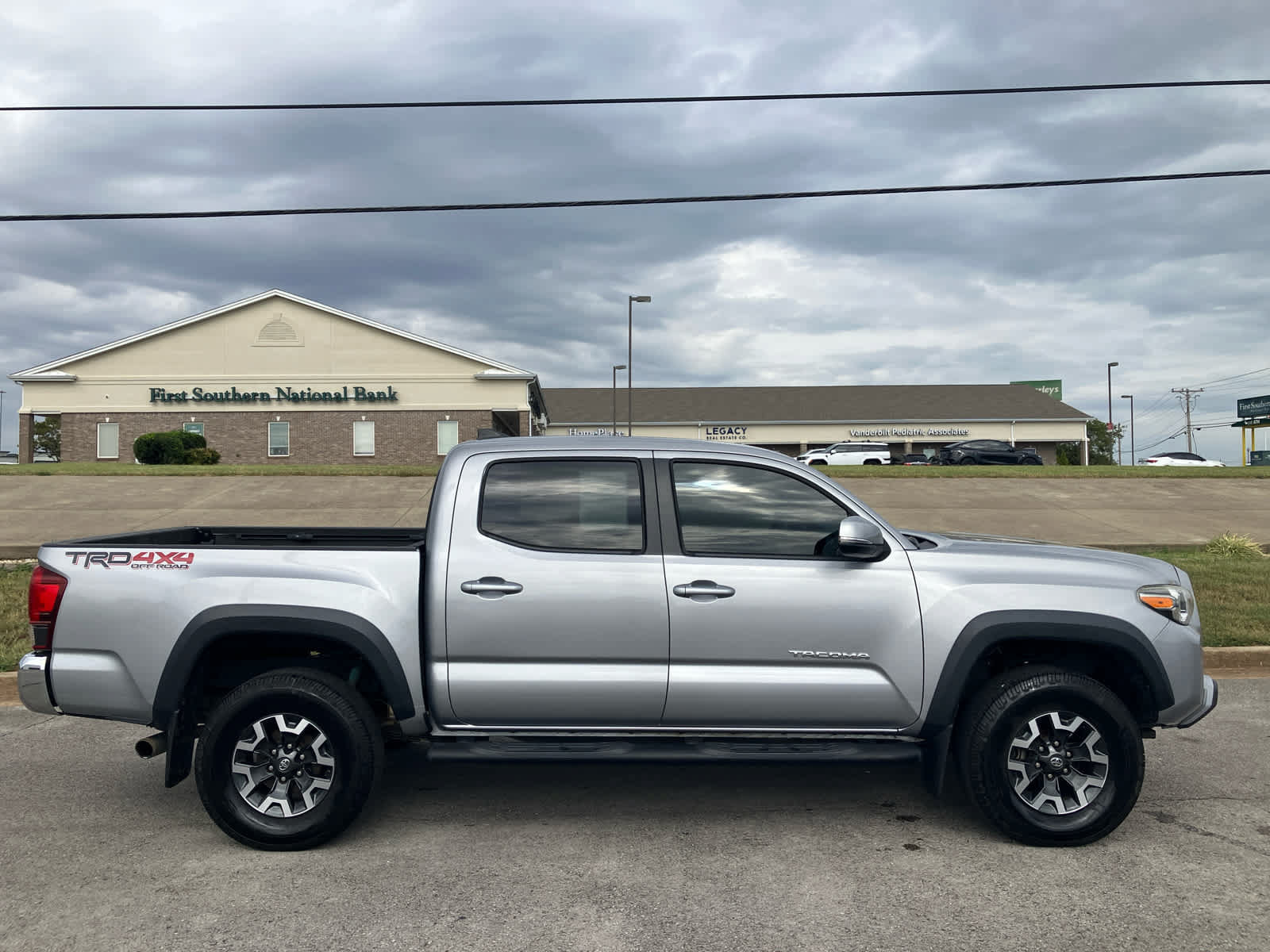 Used 2018 Toyota Tacoma TRD Off-Road AWD/4WD image 8
