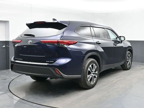 Used 2022 Toyota Highlander XLE image 12