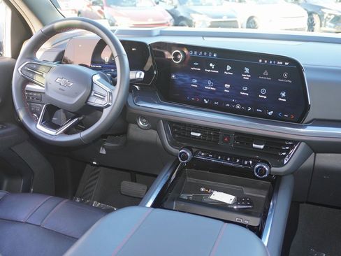 Used 2025 Chevrolet Suburban RST image 8