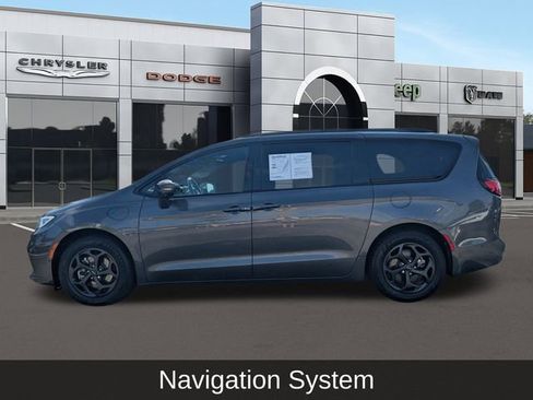 Used 2021 Chrysler Pacifica Touring-L w/ Uconnect Theater Family Group image 7