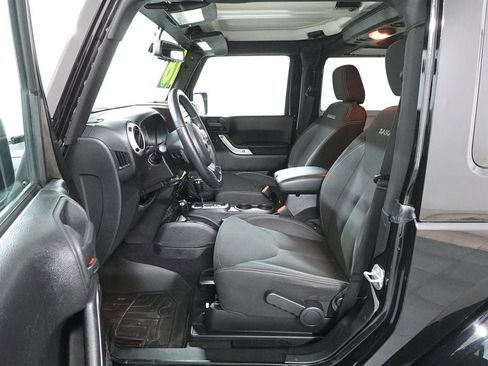 Used 2016 Jeep Wrangler Sahara image 9