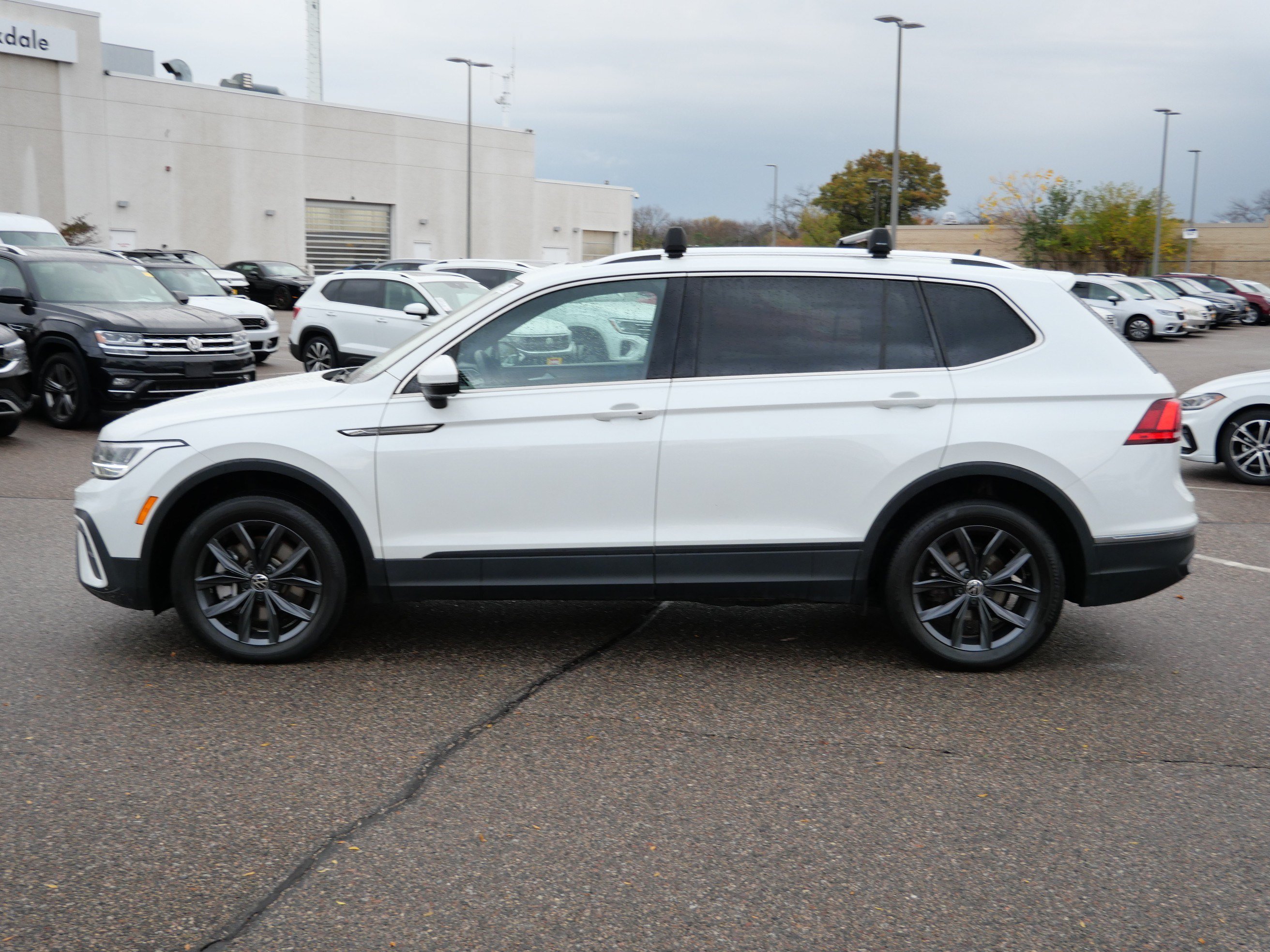 Used 2023 Volkswagen Tiguan SE w/ Panoramic Sunroof Package AWD/4WD image 2