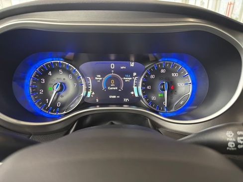 Used 2024 Chrysler Pacifica Touring-L FWD image 10