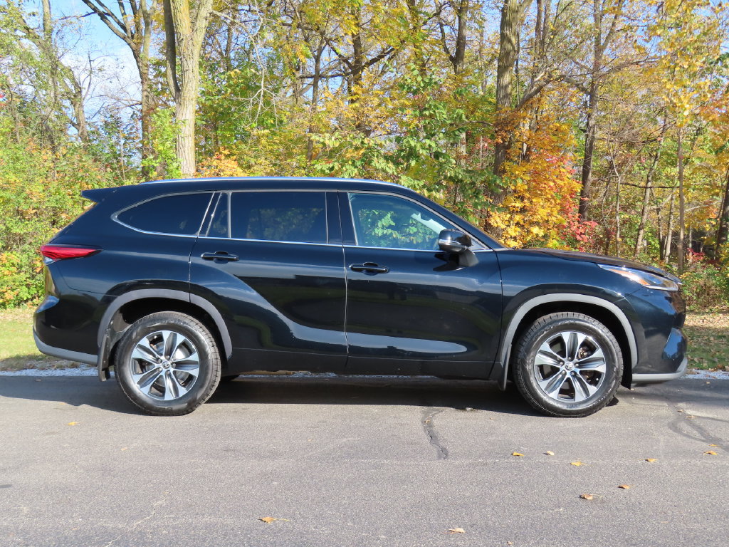Used 2021 Toyota Highlander XLE AWD/4WD image 2