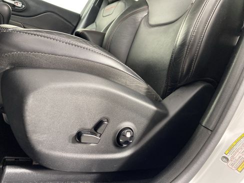 Used 2020 Jeep Cherokee Trailhawk image 20