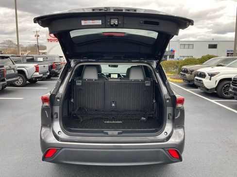 Used 2023 Toyota Highlander XLE image 5