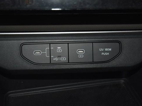 Used 2025 Kia Carnival FWD image 23