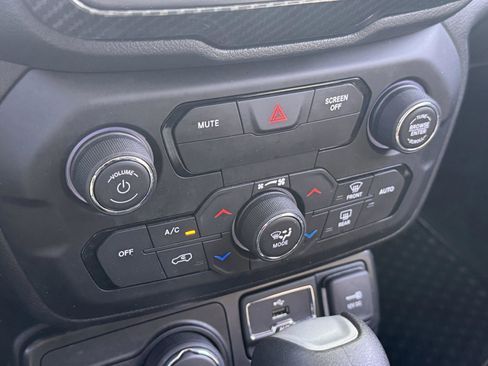 Used 2020 Jeep Renegade Latitude w/ Cold Weather Group image 23