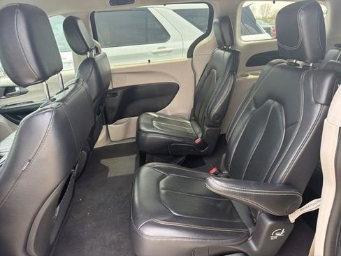 Used 2022 Chrysler Pacifica Touring-L FWD image 7