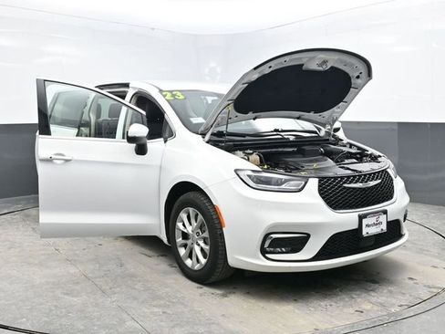 Used 2023 Chrysler Pacifica Touring-L image 35