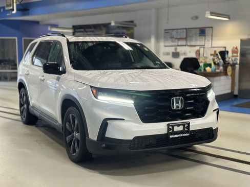 Used 2025 Honda Pilot Black Edition image 3