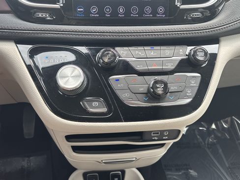 Used 2019 Chrysler Pacifica Limited w/ Advanced Safetytec Group FWD image 26