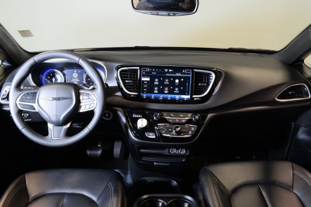 Used 2025 Chrysler Pacifica Select FWD image 13